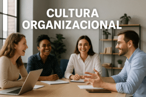 Colaboradores reunidos em ambiente de trabalho, representando a cultura organizacional da empresa.